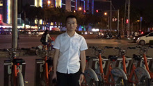  - 在南寧市西鄉塘，聽完賣唱歌手唱《月半小夜曲》觀眾鼓掌