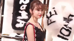 元AKB48の小嶋陽菜が表參道FENDIショップに黒のドレスで登場!
