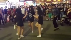 四個萌妹子街頭曳步舞,圍觀中一男子踢館...