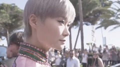 李宇春亮相第70屆戛納國際電影節紅毯 旗袍式拼接長裙 復古而摩登