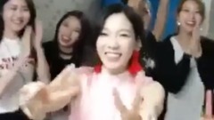 伴舞們在后臺迎接太妍