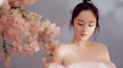 桃花沁香 粉裙楊冪宛若少女