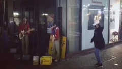 樸孝敏在街頭藝人旁邊跳舞Instagram