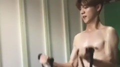 鹿晗更新INS視頻一則 沒有器械也得練