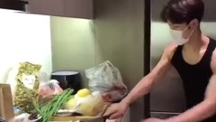 孝順的王嘉爾為爸爸媽媽做飯