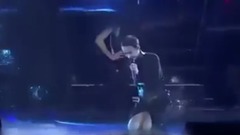 表演時不慎摔出鏡頭的明星
