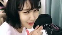 秀英邊吃東西邊唱Red Flavor