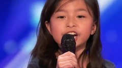 9歲香港女孩遠征美國達人秀,小小年紀歌聲卻震撼全場(中文字幕)