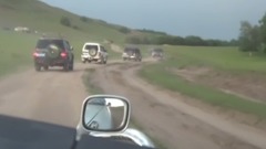 草原中行進的車隊
