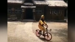 猴哥穿越,騎上共享單車了