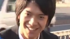 普通路人突然被一群娛樂記者包圍不知所措的日本小哥尷尬應對