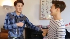 EXO世勛強行扒衣看腹肌!