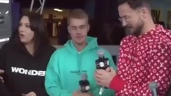 Justin Bieber - 賈抽抽賣萌:我額頭上長了個痘!