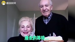 國外老夫妻拍照誤按成錄影,意外拍下搞笑溫暖的畫面!
