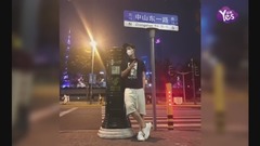 鹿晗又跑去找郵筒合影了 粉絲們又要開始找郵筒get同款