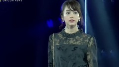 【TGC2017AW】桐谷美玲、シースルーコーデで大人の魅了振りまく