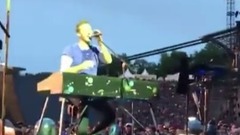 「能幫你伴奏嗎?」幸運歌迷被Coldplay邀上臺演奏嗨翻全場 (中文字幕)