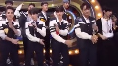 Exo Power現場, Jisoo擔當MC,歐巴們開心拋娃
