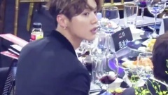芭莎慈善夜 鹿晗 臺下玩紅酒杯