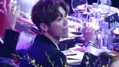 芭莎慈善夜 鹿晗 臺下和其他明星碰杯