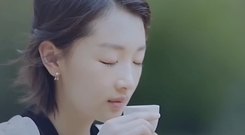 周冬雨的“品與智 輕生活”