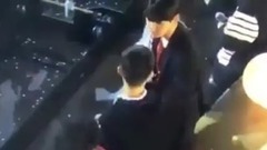 伯賢靠肩摟腰抱著D.O