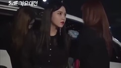 韓國KPOP中被別人看到裙子被風吹起時居然做出這樣的動作,真的好暖啊