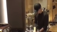 梁博錄音棚玩high了!
