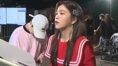 Yeri投籃 球反彈砸到MC