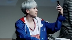 簽售會上執著自拍的閔suga 17/09/30