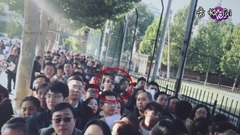 耿直boy!李易峰早晨排隊辦證