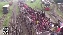 超載奇觀!火車車廂外扒滿乘客,神奇的印度