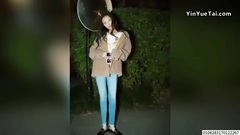 影視原聲 - 倪妮曬路燈下素顏照 長發披肩慵懶迷人