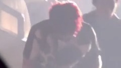KPOP各家愛豆從舞臺上摔下去的時刻!好危險啊!~~