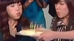 泰妍把帕尼的蛋糕蠟燭給吹熄