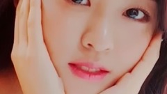 她是性感代表 從骨子里就散發著性感的她 有著讓待機室男IDOL多累都要起來看她彩排的魅力