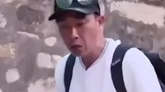 影視原聲 - 小小春不小心敲到爸爸手指,心驚膽戰躲過一劫