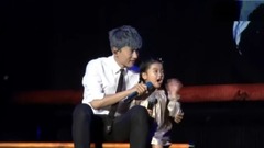 阿拉蕾驚喜現身張杰演唱會 獻唱<看月亮爬上來> <有一個姑娘>