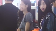 BLACKPINK - BlackPink Jisoo & Jennie at Suvarnabhumi Airport Bangkok Thailand 飯拍版 17/11/27