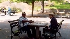 火星哥24K現場演奏騷擾下棋老大爺,這孩子欠揍!
