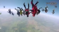 影視原聲 - 美57名跳傘者空中擺出高難度造型 破世界記錄