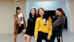 在公司舞蹈室翻跳red velvet & twice & blackpink等熱曲
