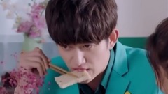 [極光之戀]超甜蜜!關曉彤馬可互喂零食
