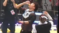 哺乳瓶比賽喝牛奶