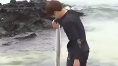 BTS花樣旅行 拎著帶魚的果果盒盒盒
