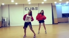 兩人在舞蹈室練習Wondergirls,MISSA,SISTAR,KARA的歌曲