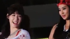 Yuri&帕尼在MC臺上模仿Sistar舞蹈