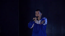 王櫟鑫演唱經典歌曲《姐姐妹妹站起來》。嗨翻全場！