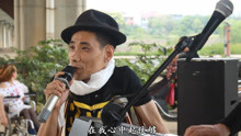 殘疾人街頭用心演繹一曲《愛拼才會贏》感動千萬在外打拼的人兒