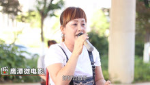 殘疾獨腿美女，街頭拄著雙拐，演唱一首經典閩南老歌。